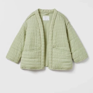 Ljusgrön quiltad jacka - Quiltad overshirt/jacka i ljusgrönt med breda, raka ärmar och två stora fickor framtill. Jackan har en avslappnad, loose passform och är tillverkad i ett mjukt bomullsmaterial. Perfekt lager-på-lager-plagg för vår och höst.
