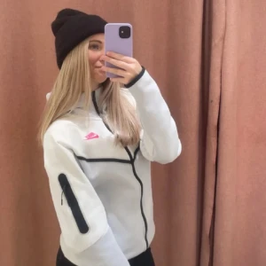 Nike tech fleece  - Säljer en Nike tech fleece. Nike-logga i rosa på bröstet och en praktisk ficka med dragkedja på ärmen. Använd en del men har inga fel. 