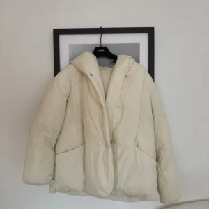 Beige pufferjacka från Mango - Super fin ljus beige jacka. Väldigt mysig till höst vinter. Men Från Mango, använt men fint skick. Nypris: var runt 1.200:-