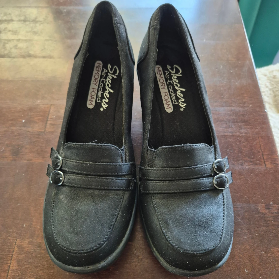 Svarta Skechers med kilklack