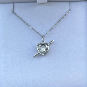 Maria Nilsdotter ”Rebel Love” inspirerat halsband - Aldrig använd, silverpläterad och tillverkad av rostfritt stål. Kedjans längd 40+5 cm och nickelfri. Om du har fler frågor, tveka inte att höra av dig 🤗