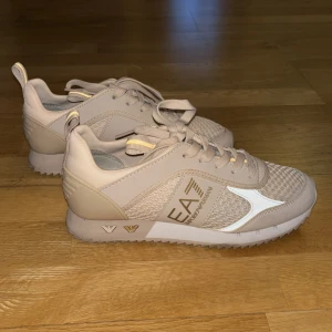 Beige sneakers Armani EA7 - Beige Armani sneakers i storlek 37,5. Jag har vanligtvis 36,5-37 så dessa är små i storleken. Finns i Stockholm. Använt vid 2-3 tillfällen. 