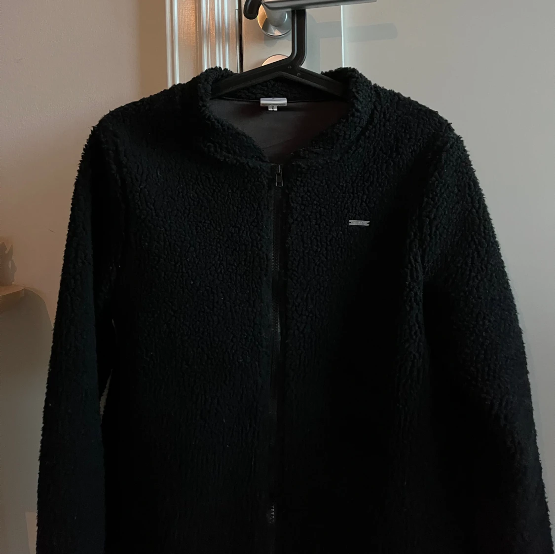 Svart teddyjacka från Aim'n