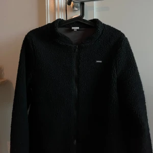 Svart teddyjacka från Aim'n - Gosig svart teddyjacka från Aim'n med dragkedja framtill och mjukt foder på insidan. Knappast använd, pris kan diskuteras🤎