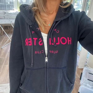 Hollister zip - En zip från Hollister i storlek S. Tröjan bedöms vara i mycket fint skick. Jag skickar ditt köp inom 24h. Se liknande zip i min profil! 
