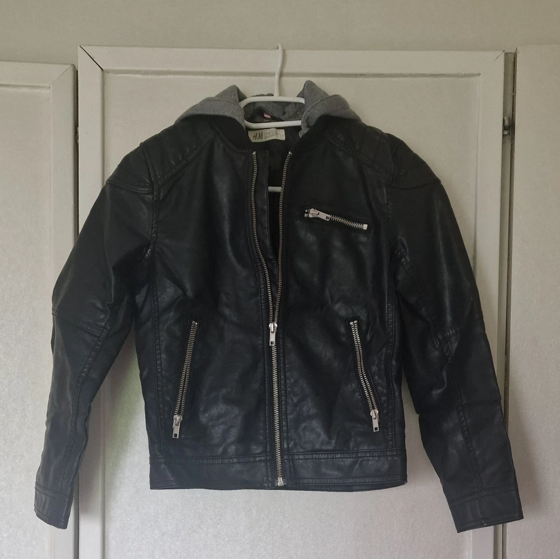 Svart skinnjacka med avtagbar huva från H&M