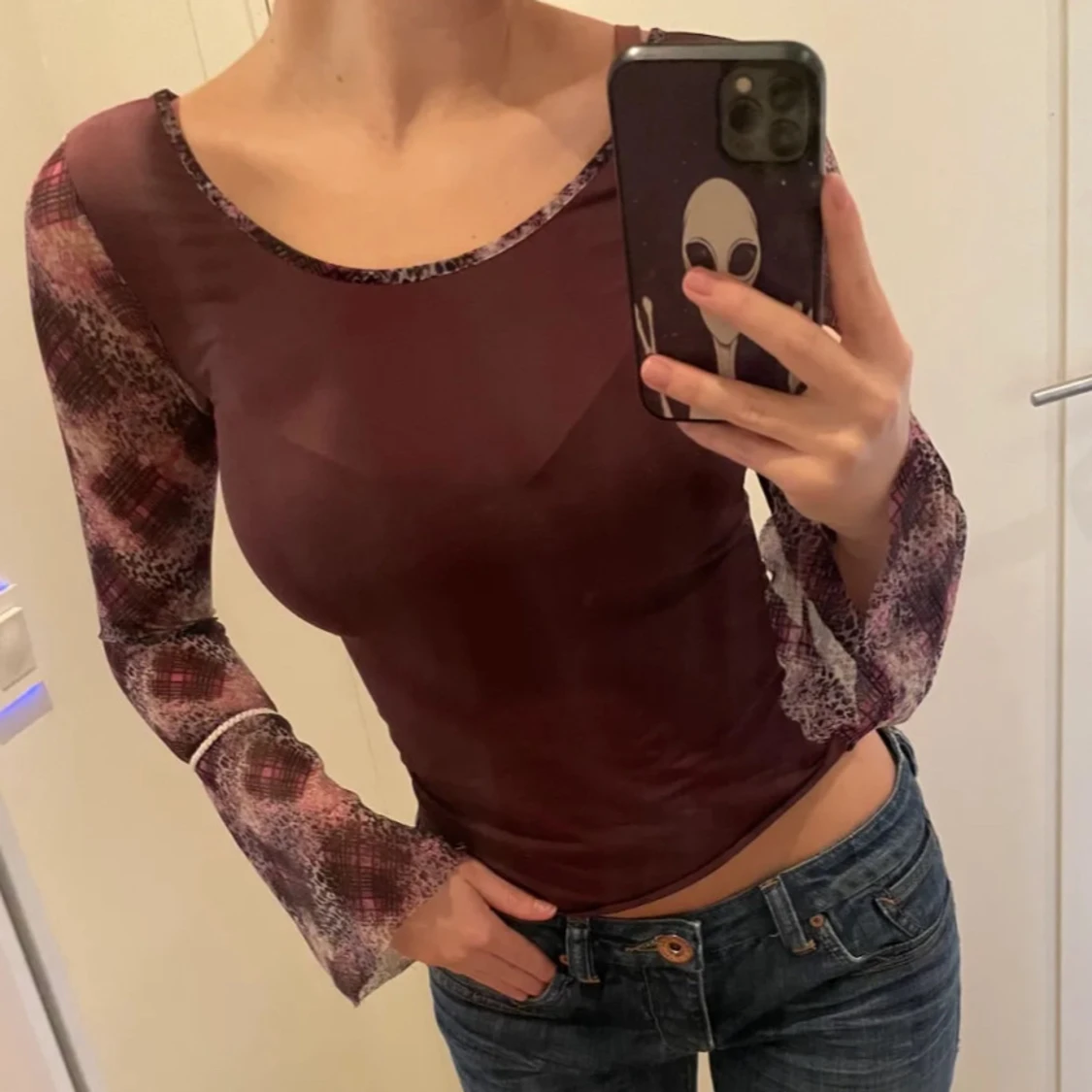 Vinröd Intimissimi topp med mönstrade ärmar