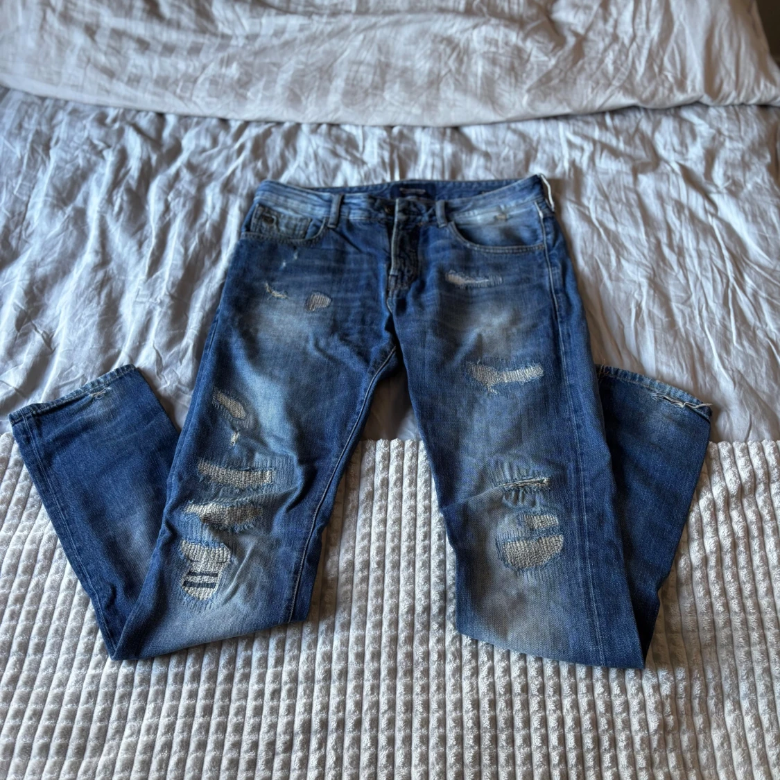 Blå slitna jeans från Scotch & Soda - 1