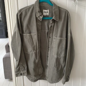 Grön jeansjacka från zara - Grön/gråaktig jeansjacka från zara, aldrig använd och inga synliga tecken på användning💕kan gå ner i pris vid snabb affär!