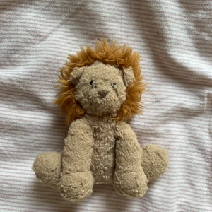 Jellycat Lejon - Säljer ett lejon från Jellycat. Väldigt bra skick. Säljs inte längre, liknande kostar 450 kr. Vill sälja pga ingen användning. Postar dagen efter.