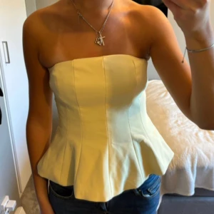 Gul topp  - Gul fest topp!! Använd fåtal gånger💛💛 se sista bilder för liten defekt, va så när jag köpte och inget jag tänkt på.
