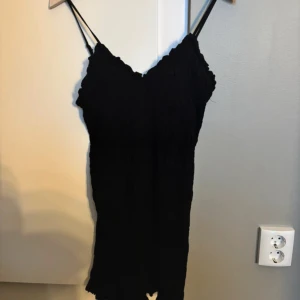 Svart klänning  - Svart klänning med justerbara band och snygga detaljer i tyget!