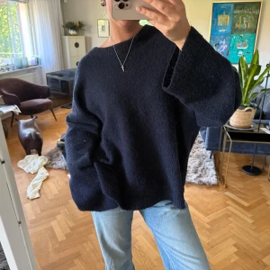 Mysig stickad tröja - Oversize mörkblå stickad tröja jag är 171. Den är ej nopprig