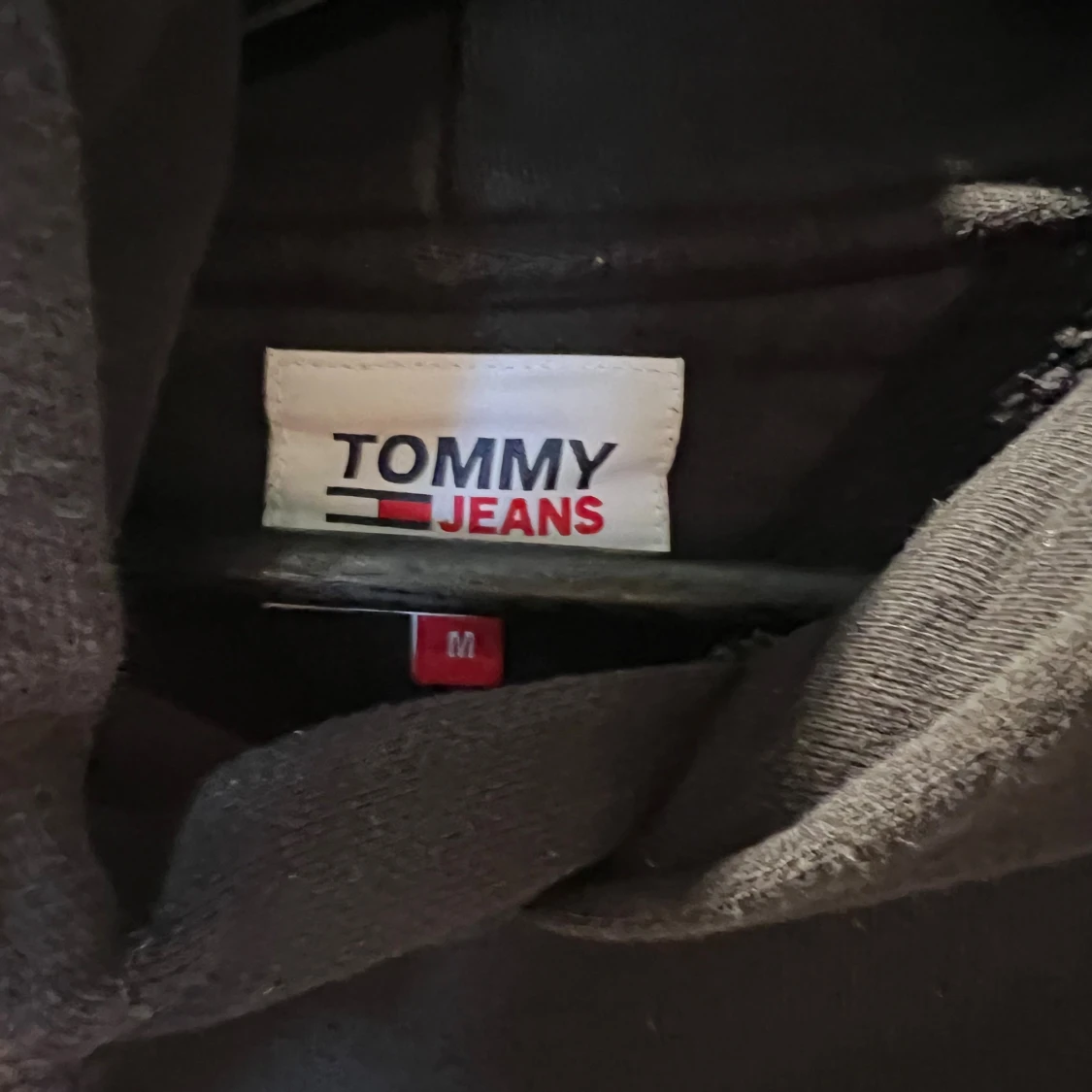 Svart hoodie från Tommy Jeans - 1