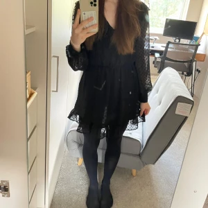 klänning från Zara - Supersöt svart miniklänning från Zara som är perfekt till middagar och fester!! nypris 400kr