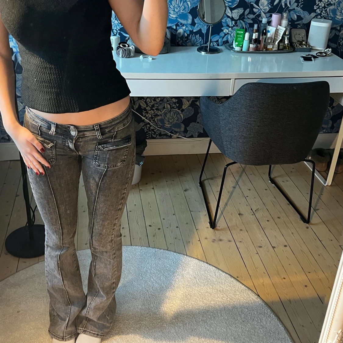 Grå bootcut jeans med fickdetaljer