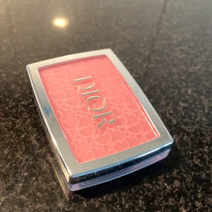 Dior rosa rouge  - Ny .Bara testat 🌸001 Pink Rosy Glow  Supersnyggt rosa rouge från Dior i en elegant dosa med silverram och präglad logga. Perfekt för att ge kinderna en fräsch och naturlig färg. Kompakt och smidig att ha med i väskan.