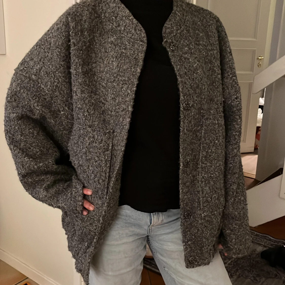 Grå kofta/jacka med knappar