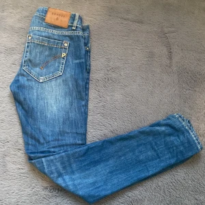 Blå jeans från Dondup - Snygga blå jeans från Dondup, modell Newlong. Slim fit och är väldigt sköna.