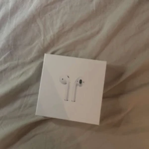 AirPods 2nd generation - Helt nya AirPods 2nd generation, box och allt ingår (se bild 3) inkl laddare! Har 5 st i lager 699kr/st