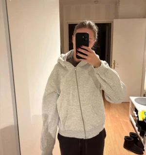 Oversized Grey Zip Hoodie – XL (Runs Small) – Streetwear / Y2K - Grey zip-up hoodie in size XL, but runs small. I’m 171 cm tall, and this gives a slightly oversized / relaxed fit on me (see fit in photos)☺️☺️  Soft and comfy fabric, perfect for everyday wear, lounging, or casual streetwear outfits. Easy to style with jeans, cargos, or sweatpants💕