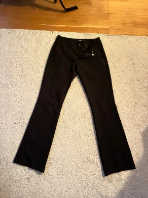 Svarta bootcut kostymbyxor - Säljer snygga svarta lågmidjade bootcut kostymbyxor som tyvärr är för stora för mig💕