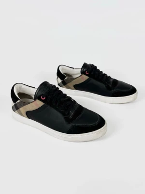 Burberry Checked Skor - | Säljer ett par Burberry Checked sneakers i riktigt bra använt skick | Storlek: 40 | Enbart skorna ingår. | Hör av dig vid frågor eller funderingar.