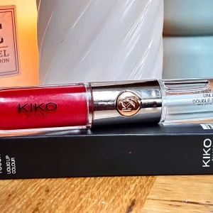 Unlimited Double Touch från KIKO Milano! - Unlimited Double Touch Liquid Lip Color ”108 Satin Currant Red” från KIKO Milano. 6 ml. Oanvänd med kartong.