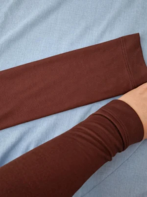 Underärmar  - Underärmar tillverkade av 100 % bomull av hög kvalitet. Mjuka, bekväma och skonsamma mot huden. Perfekta att bära under klänningar, tunikor eller abaya för extra täckning och komfort. Sitter bra på armen och glider inte. Tillverkade i Turkiet. Finns i flera färger; du kan välja den färg som passar dig.