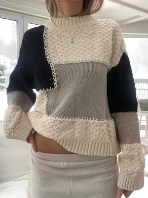 Stickad tröja med mönster  - En stickad tröja från Object i storlek S. Jag fraktar inom 24h, frakt med PostNord prioriteras. Se liknande plagg i min profil! 