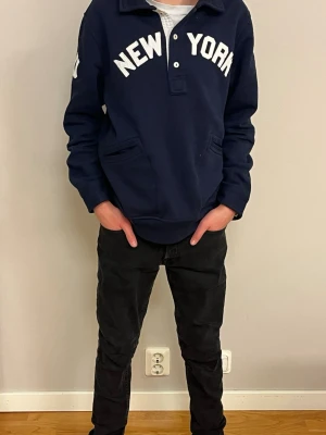 Svarta jeans från Jack & Jones - Tjena! Säljer ett par svarta skinny jeans från Jack & Jones i storlek 27/32. Jeansen har klassisk femficksdesign, normalhög midja och smal passform hela vägen ner. Materialet är mjukt och stretchigt jeans-tyg som sitter snyggt och bekvämt. Lappen på byxkanten är sönder men spelar inte så stor roll. Vid frågor är det bara att skriva. Pris kan diskuteras.