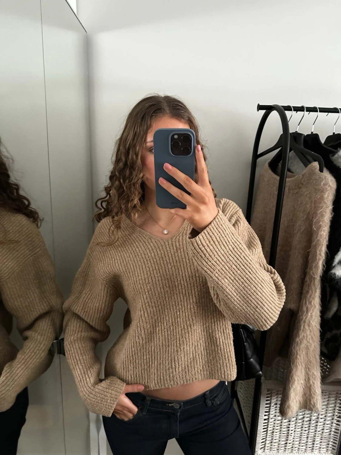 Beige stickad tröja med v-ringning