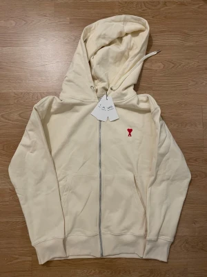 Ami zip hoodie  - Ami zip tröja helt ny, passar perfekt till kyliga dagar. Den är i storlek L men passar M