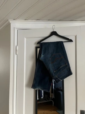 Replay jeans - Replay jeans. Har slitningar mellan benen och ett litet hål. bak vid hälarna finns slitningar. Men utöver de är dem i fint skick. Hålet går självklart att laga. 36/32