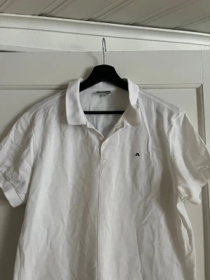 Vit piké från J.Lindeberg - J.Lindeberg pike som inte kommer till användning. Storlek Xl men sitter mer som L passar en stor M.