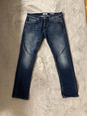 Replay Grover 32x32 blå straight fit - Säljer ett par Replay Grover 32x32 regular fit Byxorna är i mycket bra skick tvättade ca 2 gånger.  Nypris 1499. Bara höra av sig vid frågor.