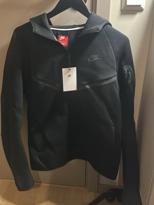Nike tech hoodie, svart - En helt ny svart Nike tech tröja som aldrig är andvänd, super bra skick och en allmänt bra tröja för allting.