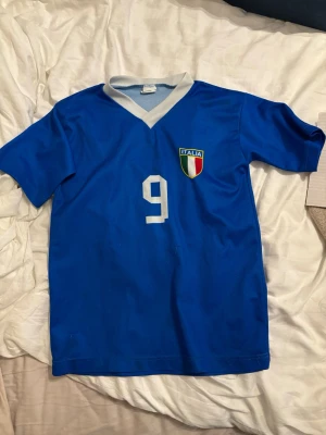 Italien Balotelli 9 matchtröja blå - Riktigt snygg blå Balotelli tröja Italien nummer 9 som är i perfekt skick knappt använd ungefär stl L barn/S vuxen bara att skriva om de behövs mått