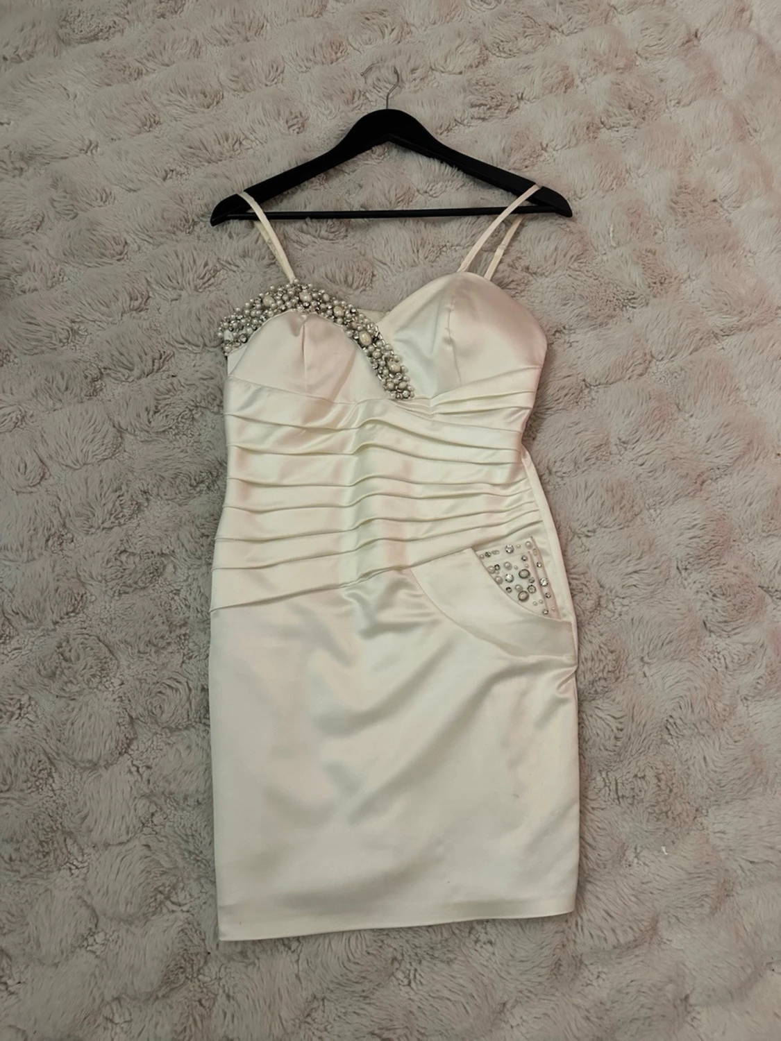 Vit kort klänning med pärlor och strass