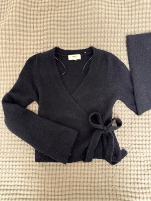 Omlottkofta från Gina  - Slutsåld kofta från Gina med supersöt snörning🩷