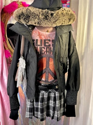 Snygg Y2K Vinterjacka Puffer Jacket - Supercool 2000s vinterjacka med fuskpäls på huvan och unika detaljer på ärmslut och midja.  • Storlek: passar S till M • Märke: C’sense Alpine  Obs att detta är en begagnad vintagejacka, så det finns några mindre märken/skavanker (se bilder) samt viss blekning i materialet. Två "zipper pulls" (kläppar) saknas på fickorna men de fungerar fint ändå. Innerfickans knapp är lagad/limmad. Inga stora defekter och mycket kvar att ge! <3