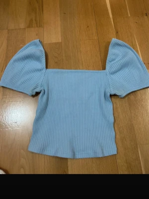 2 st basic topp från H&M - 2 st toppar i blå och vit. Ribbade med lite puff axlarna  Båda är i storlek XS. ( Kan köpas separata, pris diskuteras då) 