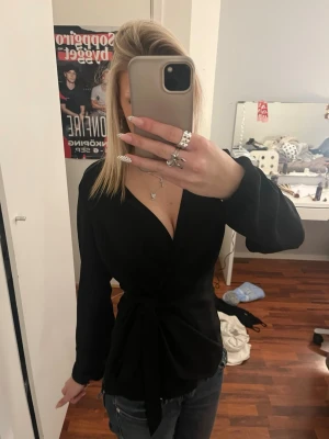 Svart omlott blus - En jättefin svart omlott blus! Säljer då den inte kommer till användning💘