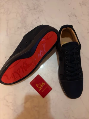 mörkblåa Christian Louboutin - Säljer ett par mörkblåa Christian Louboutin, helt nya och oanvända. Priest kan diskuteras.