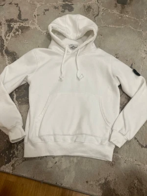 Stone island hoodie  - En fin stone island hoodie som är vit inte änvänd alls kommer med sin påse 