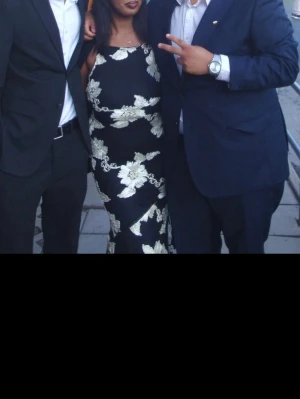 Svart långklänning med broderade vita blommor - Supersnygg svart långklänning med stora broderade vita blommor🖤🤍 Passar perfekt till Bal, Fester. I perfekt skick, har 0 defekter, endast använd 2 gånger.