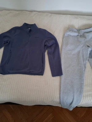 Björn Borg set träningsbyxor fleece tröja nytt - Björn Borg set träningsbyxor fleece tröja halvzip sidofickor mkt fint material ej tjock allt nytt oanvänt. Pris set ca 1200KR säljes i paket