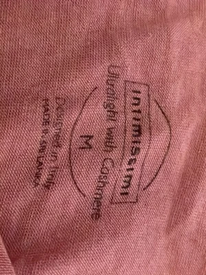 Intimissimi långarmad ultra light kashmir! - Denna tröjan är en Intimissimi ultra light kashmir tröja som är i storlek M! Den är knappast använd och väldigt skön och sitter bra! Den är i en jätte fin rosa färg och jag säljer den för att det var fel storlek!💓(även en färg som inte säljs längre)