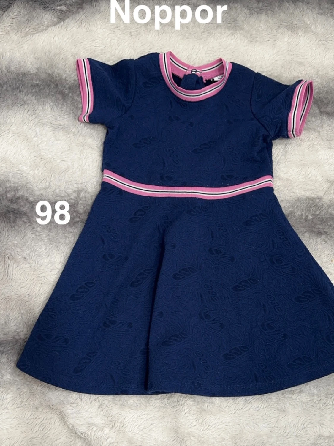 Marinblå klänning med rosa detaljer