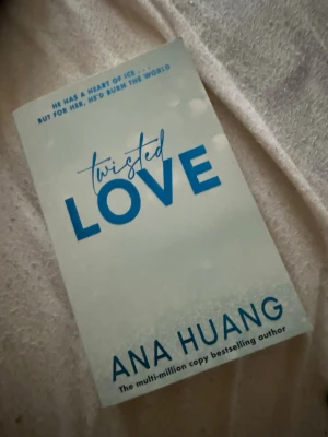 Twisted Love - Twisted Love av Ana Huang är en fängslande roman om förbjuden kärlek, mörka hemligheter och starka känslor. Perfekt för unga vuxna som gillar intensiva relationer och dramatiska vändningar. Upptäck en berättelse om hjärta, passion och att våga älska mot alla odds. Den är helt ny med prislapp kvar 